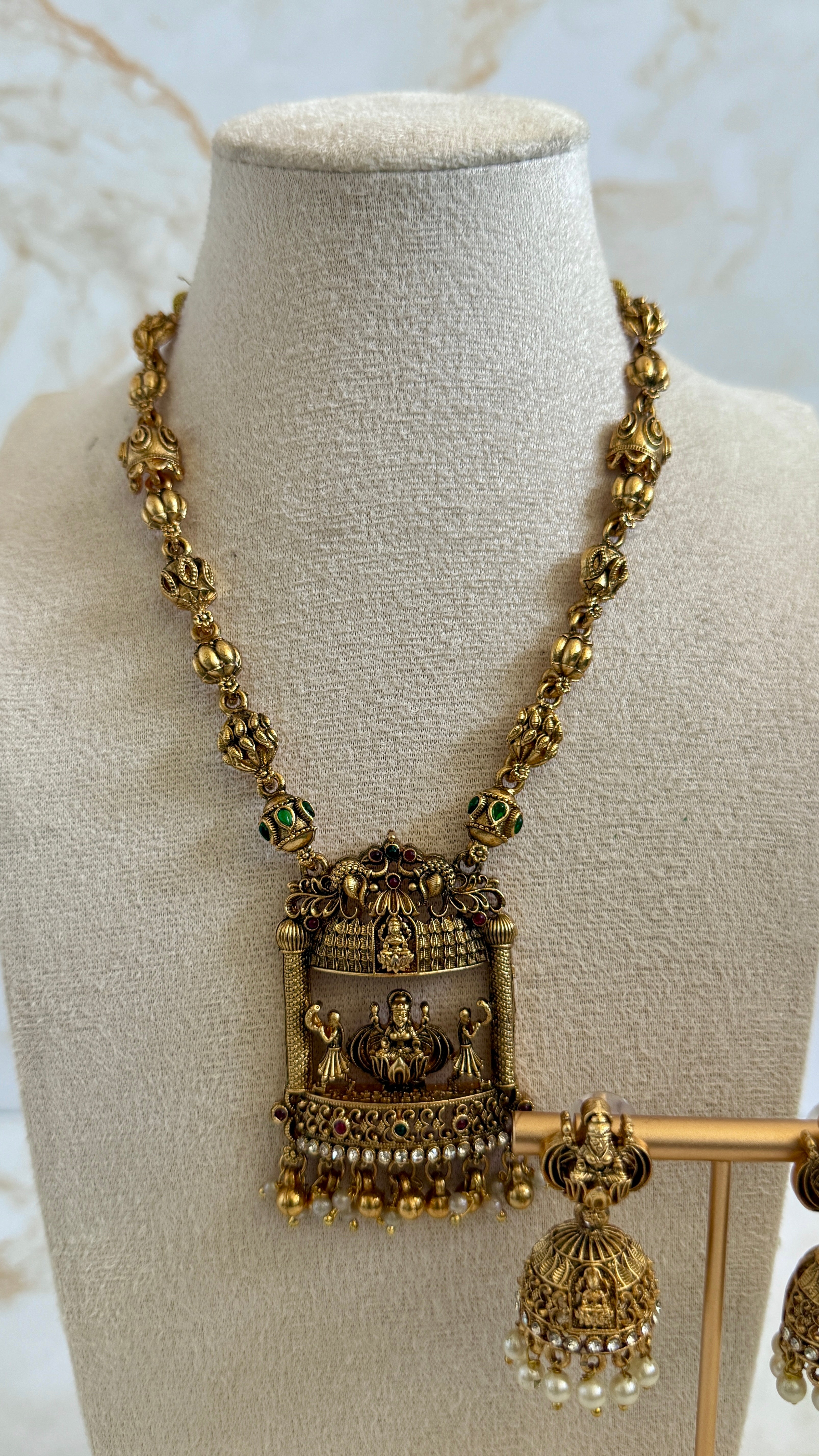 Temple Neckpiece Set